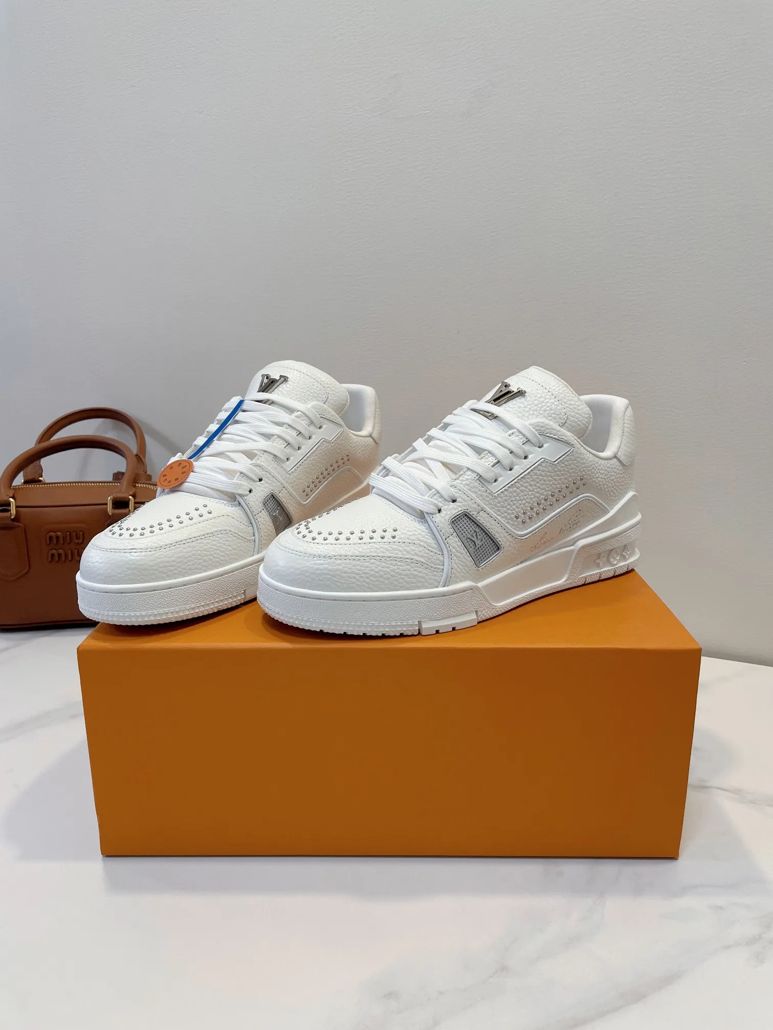 💕💕Factory direct selling price p740💕💕 LV Trainer Sneaker always gives you a sense of security, the real thing is better looking and more exquisite than the picture! 💕Dream love shoes beat ~ 99% dopamine, versatile, candy color is really sweet... full of vitality 🆙🆙 Luxurious quality, superimposed temperament attributes, exclusive fashion sense, easy to handle 🌷 ▪️ Made of large pebbled upper material, TPU gloss combination sole, bend-resistant plastic support piece, insole embedded with super soft latex material ▪️ Men's and women's sizes 35-45 Original box packaging accessories